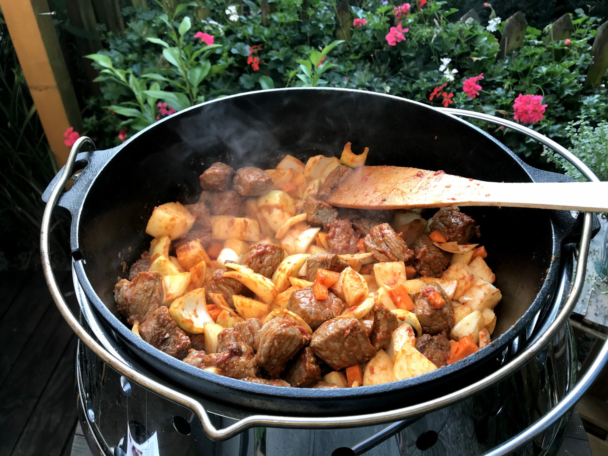 Gulasch "Old Daddy Style" aus dem Dutch Oven Old Daddy's BBQ